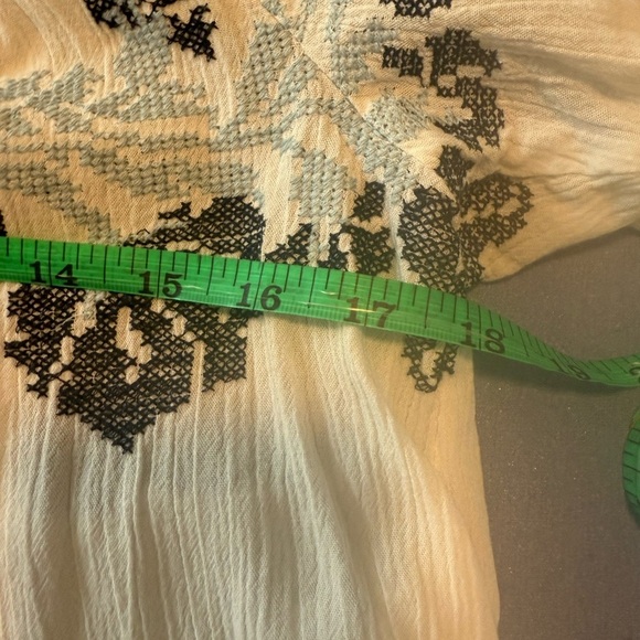 Embroidered Floral Blouse - Picture 4 of 5